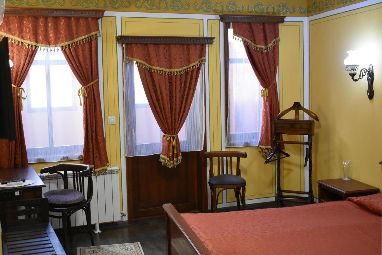 Family Hotel At Renaissance Square Plovdiv Ngoại thất bức ảnh