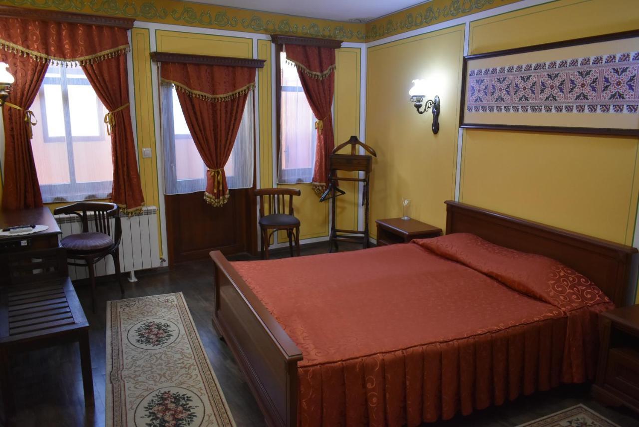 Family Hotel At Renaissance Square Plovdiv Ngoại thất bức ảnh
