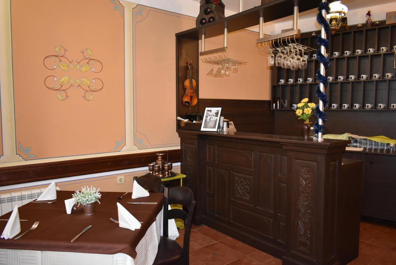 Family Hotel At Renaissance Square Plovdiv Ngoại thất bức ảnh