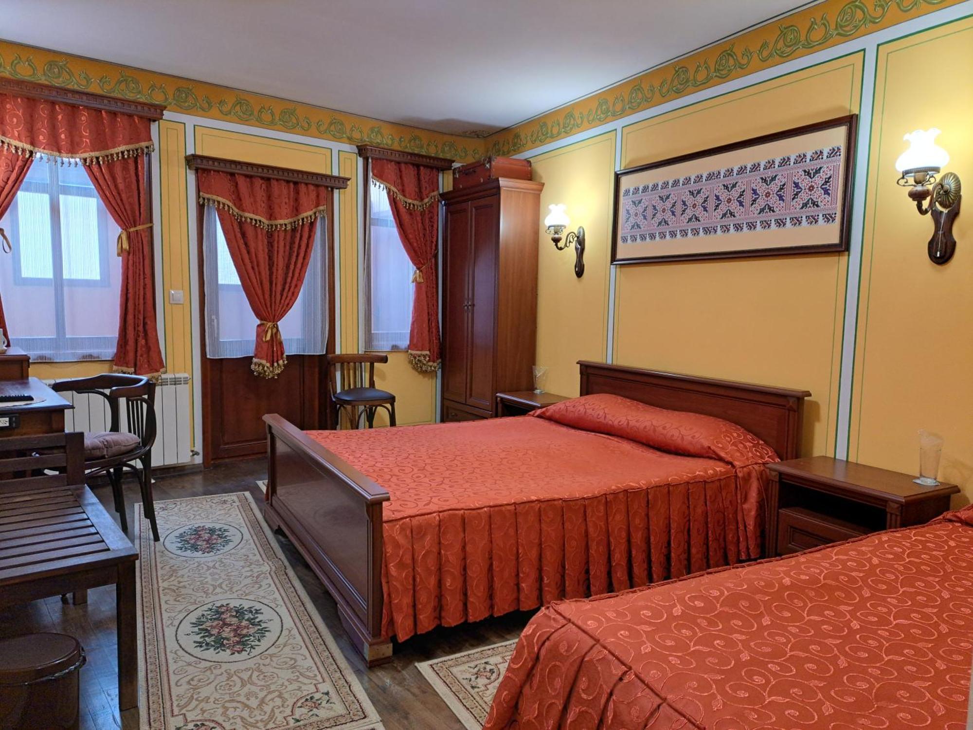 Family Hotel At Renaissance Square Plovdiv Ngoại thất bức ảnh