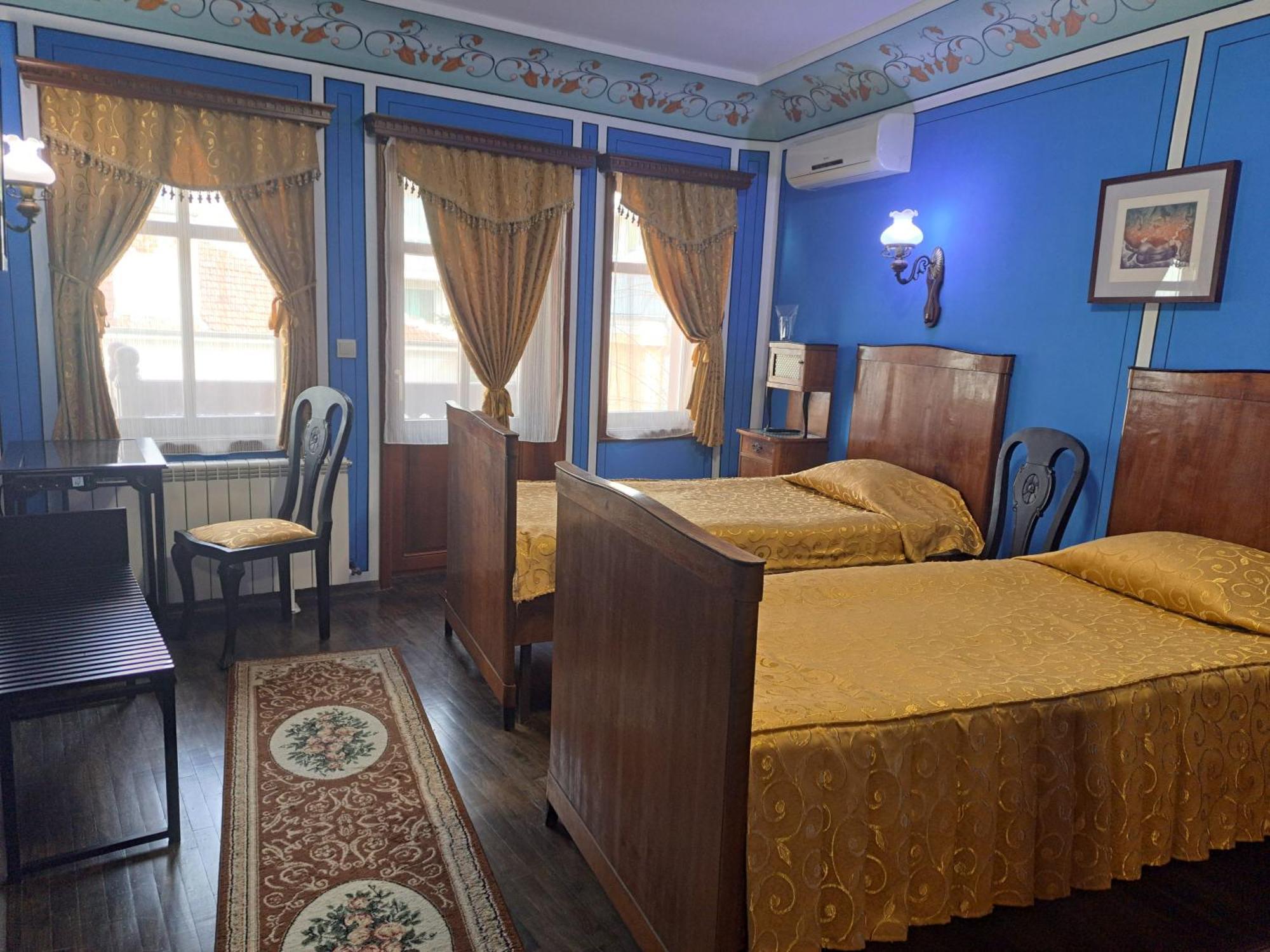 Family Hotel At Renaissance Square Plovdiv Ngoại thất bức ảnh
