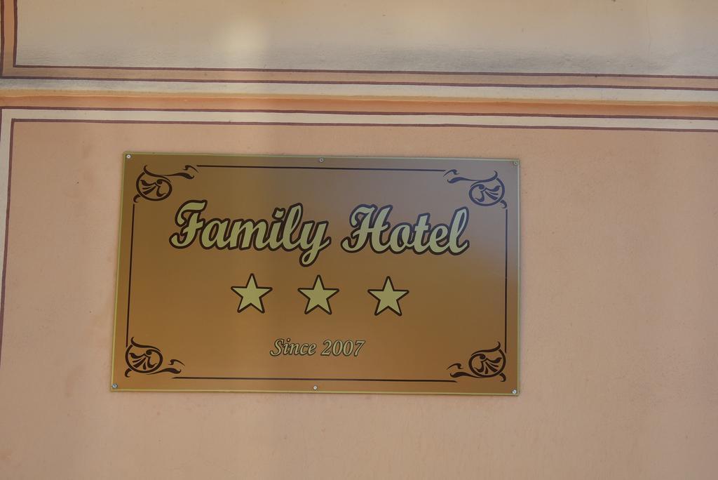 Family Hotel At Renaissance Square Plovdiv Ngoại thất bức ảnh