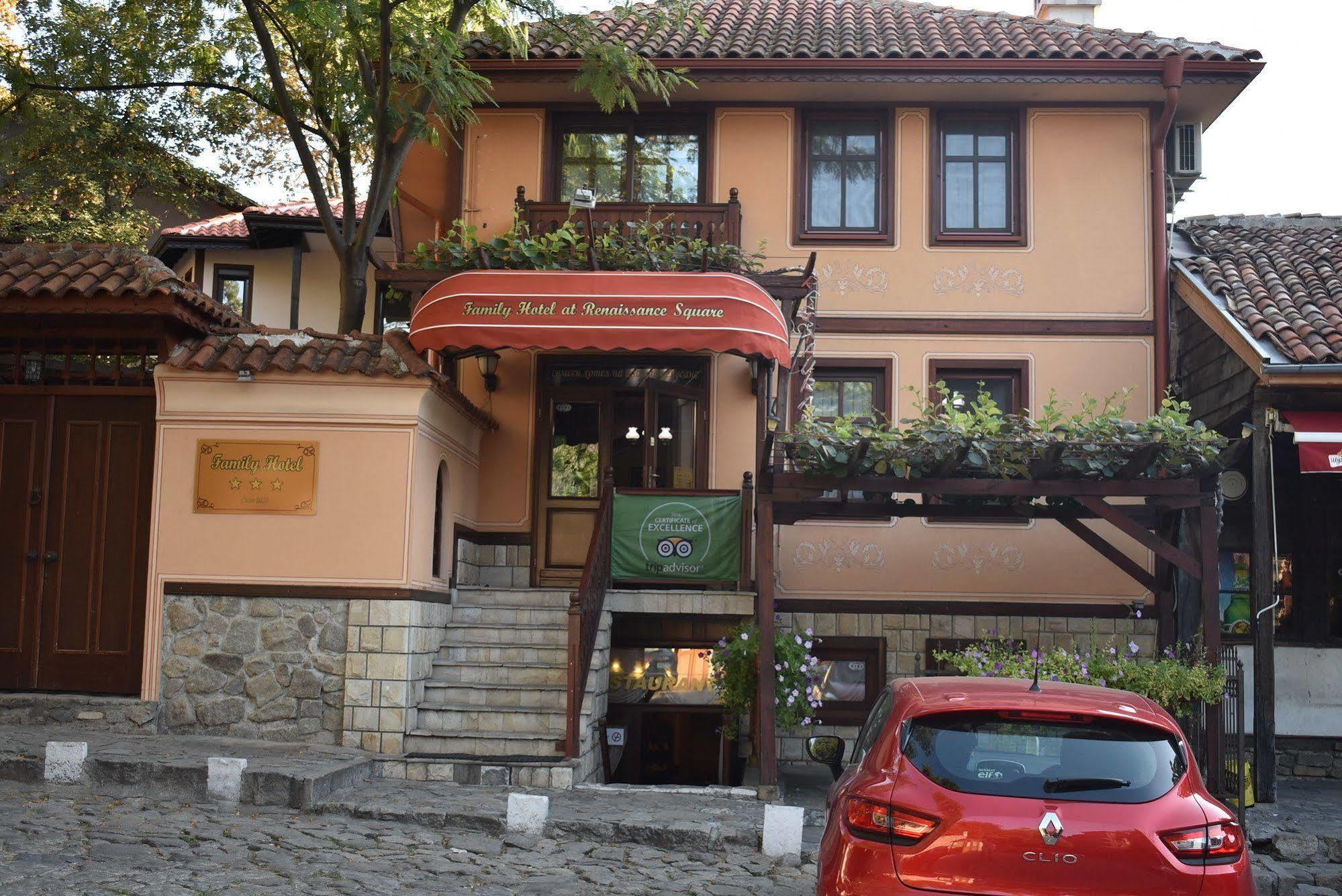 Family Hotel At Renaissance Square Plovdiv Ngoại thất bức ảnh