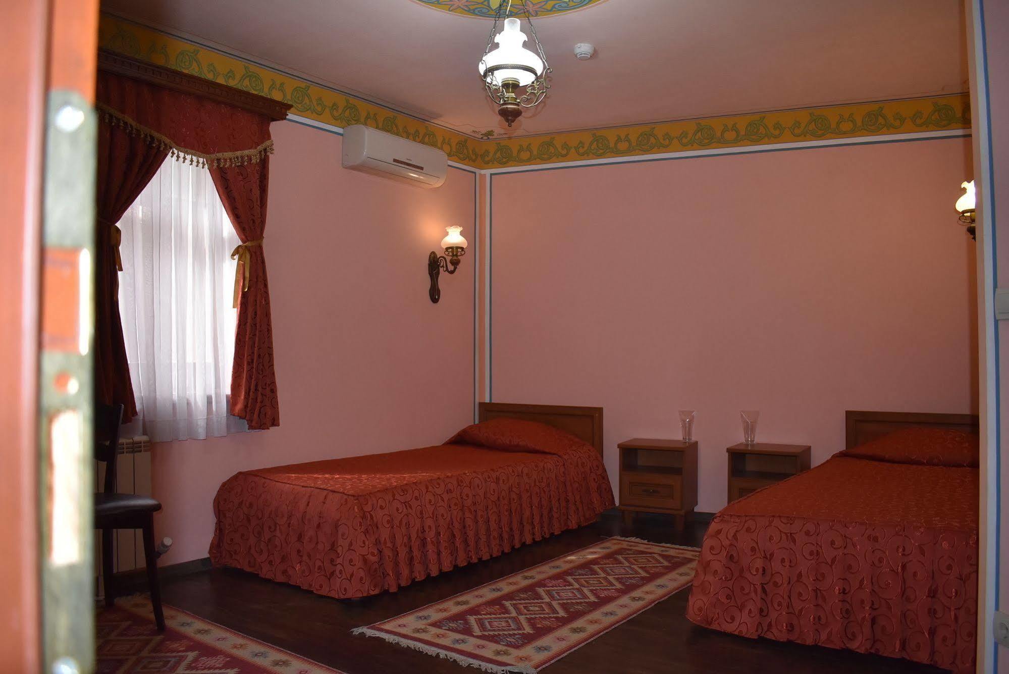 Family Hotel At Renaissance Square Plovdiv Ngoại thất bức ảnh